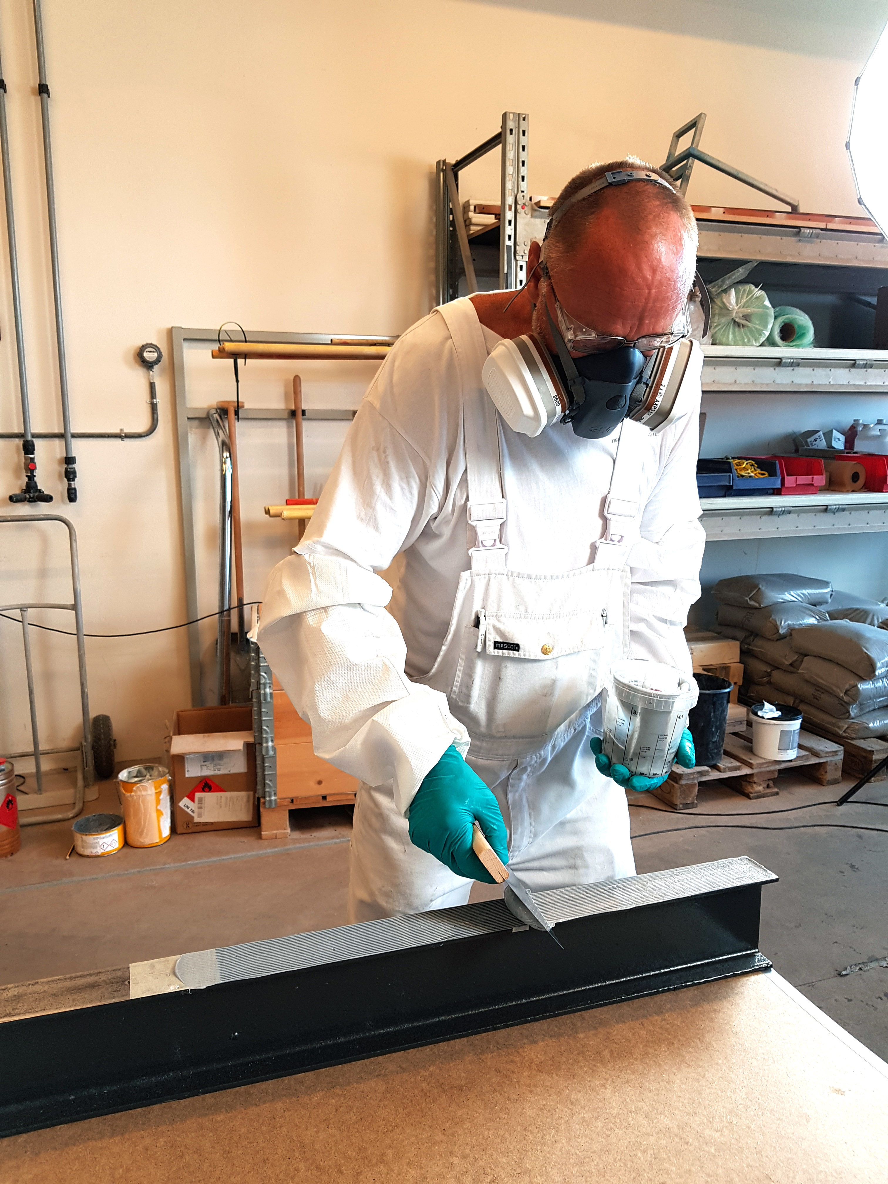 bild av limning af glasfiberprofil