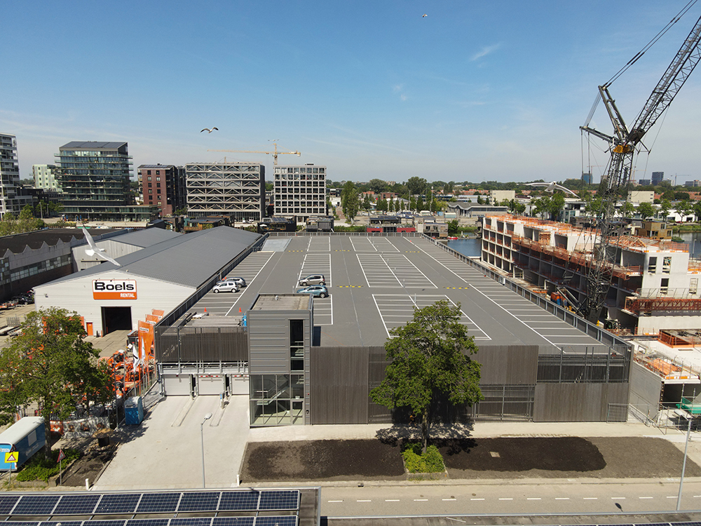 Et parkeringsanlæg lavet af glasfiberprofiler