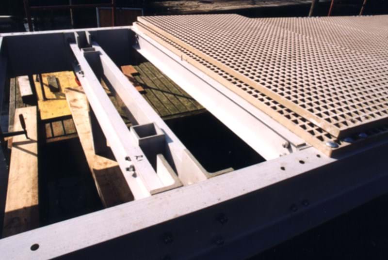 glasfiberbro med riste