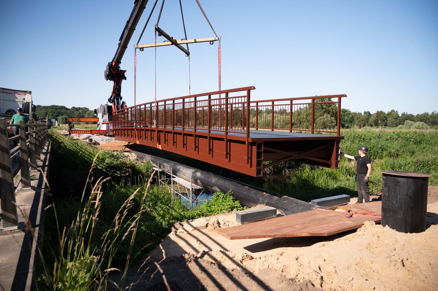 Most światłowodowy podnoszony na miejscu za pomocą dźwigu