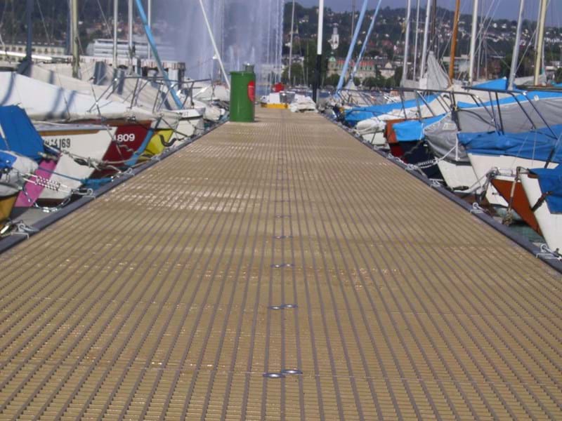 glasfiberbro med riste