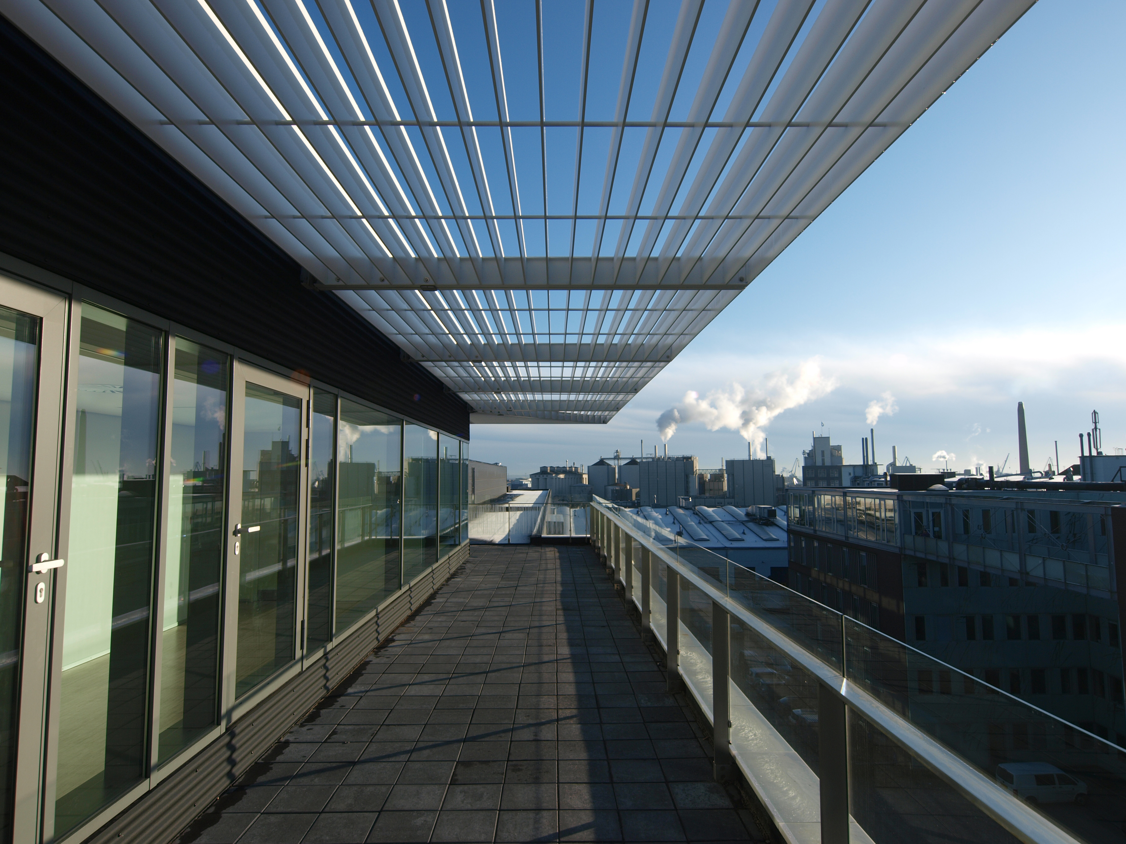 Glasfiber fladprofiler brugt som solskærm på en bygning