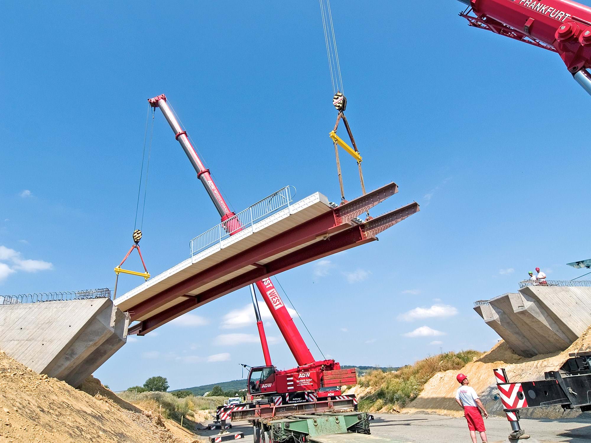 Bild von Brücke und Kran