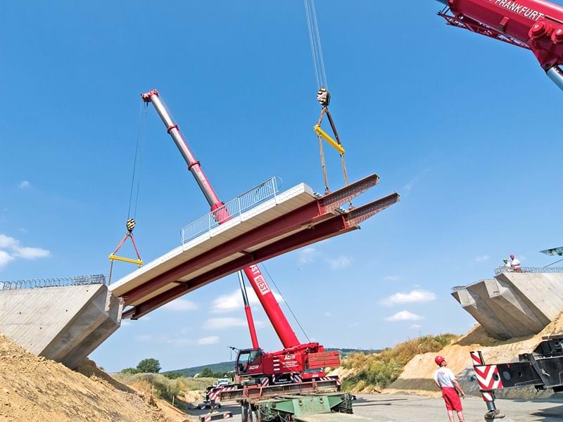 Bild von Brücke und Kran
